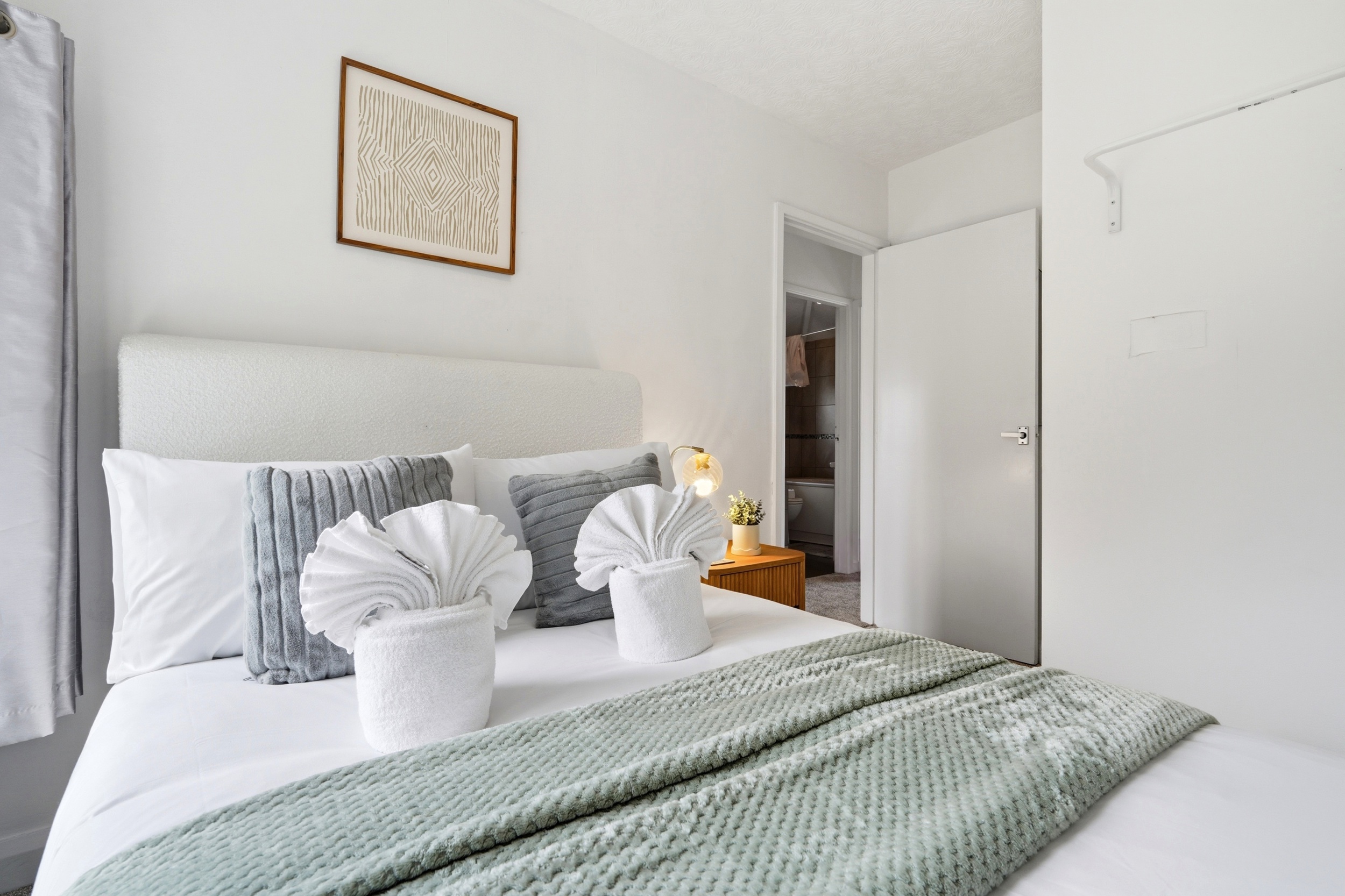 Crew Comfort Walsall | Sleeps 6 | Fast Wi-Fi  - Photo 4