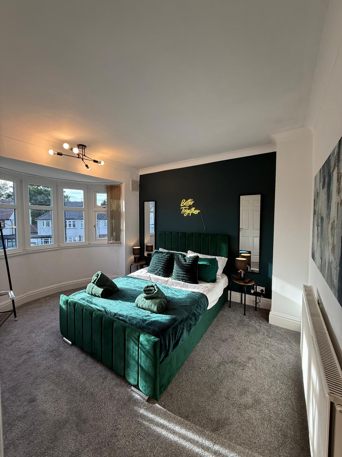 Emerald Manor - Photo 4
