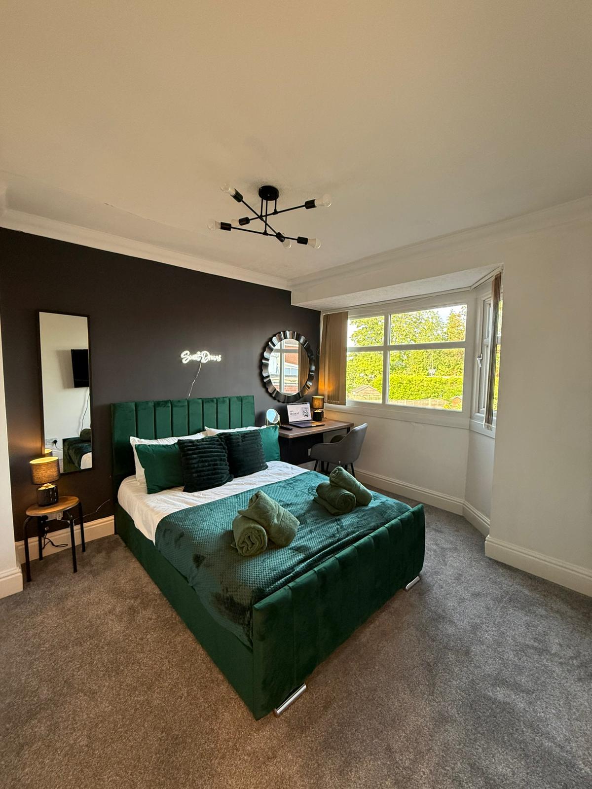 Emerald Manor - Photo 2