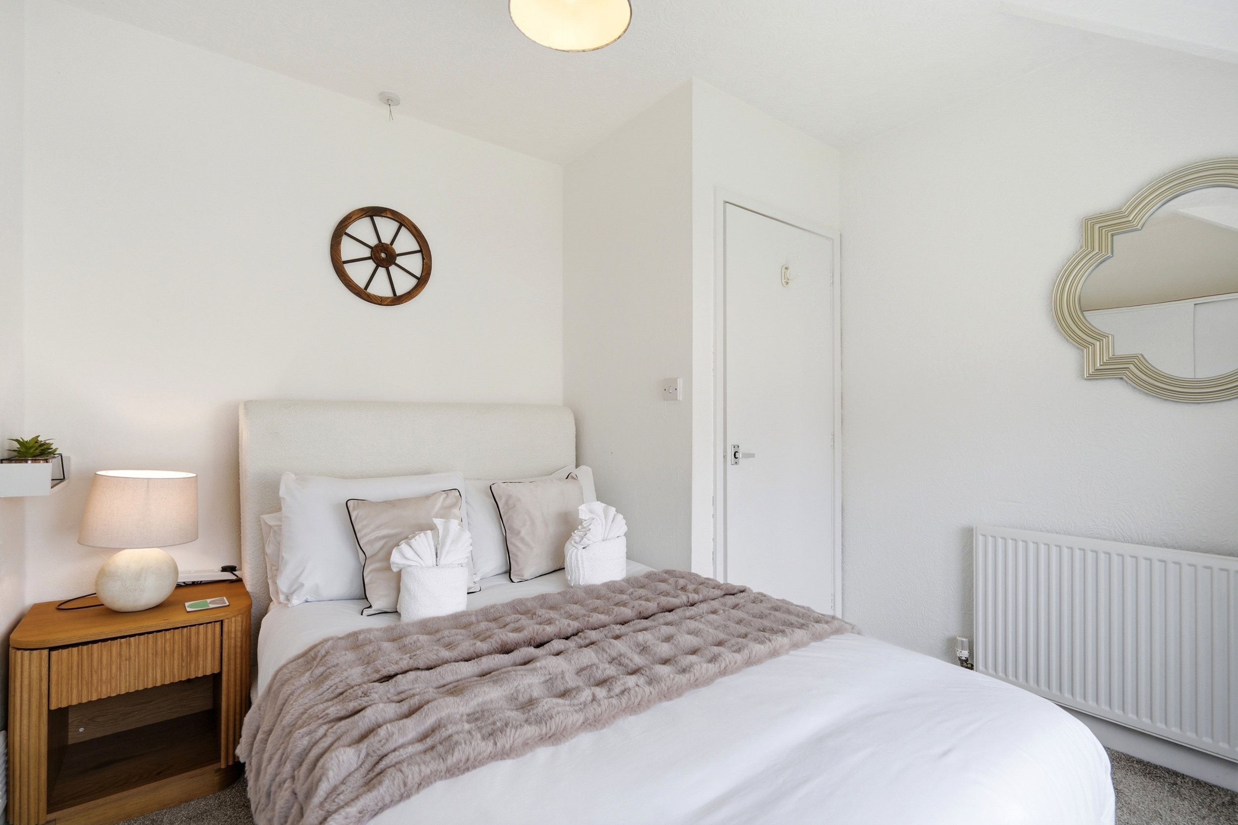 Crew Comfort Walsall | Sleeps 6 | Fast Wi-Fi  - Photo 2