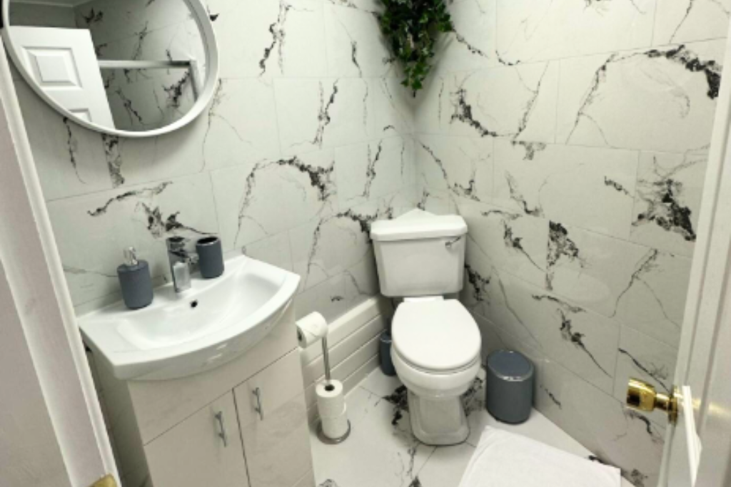 City Centre | Private | Sleeps 6 + Free Parking - Photo 1