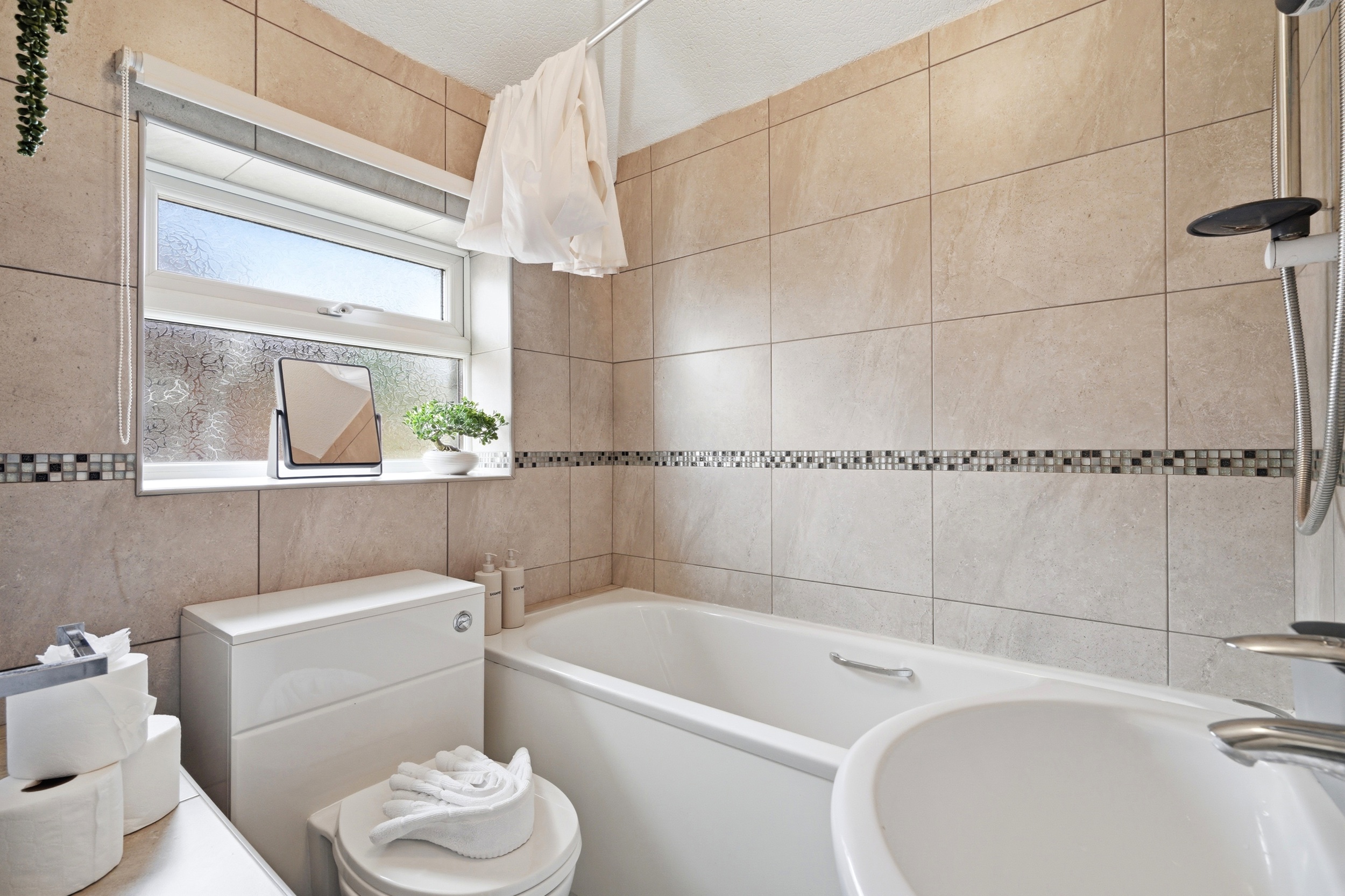 Crew Comfort Walsall | Sleeps 6 | Fast Wi-Fi  - Photo 1