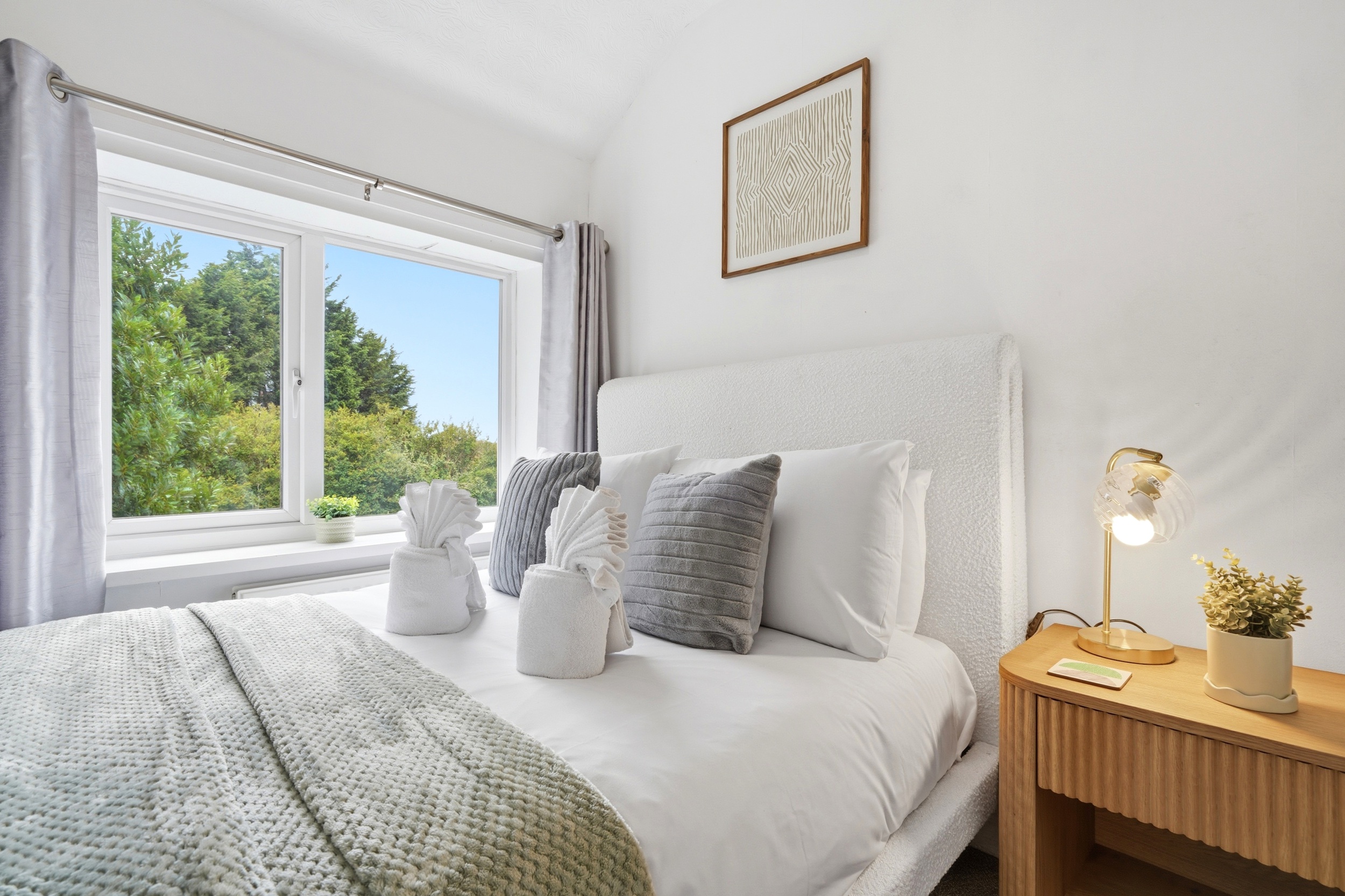 Crew Comfort Walsall | Sleeps 6 | Fast Wi-Fi  - Photo 3